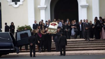 Familiares y amigos de Ricardo Arjona asistieron al funeral de Nohemí Morales en la Ciudad de Guatemala.