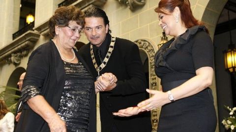 Arjona y su madre asistieron a una ceremonia en el Palacio de la Cultura de Guatemala el pasado marzo.