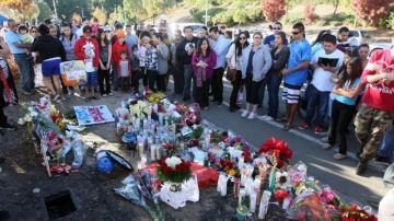 Personas recuerdan a Paul Walker y a Paul Rodas en el sitio donde ocurrio el accidente en Valencia, California.