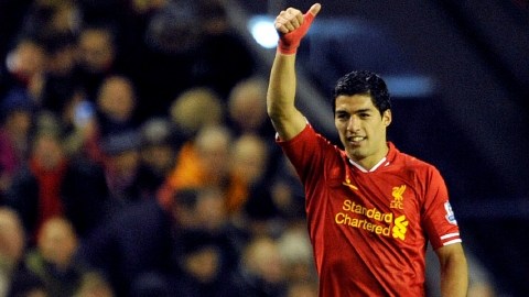 Luis Suárez saluda a luego de anotar el segundo de los cuatro tantos que le marcó ayer al Norwich en la jornada 14 de la Liga inglesa.