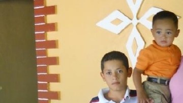 Blanca Alfaro acompañada de  sus tres hijos. Ella nació en Houston, Texas, pero le ha sido dificil probarlo.