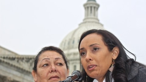 Erika Andiola junto con su madre en Washington.
