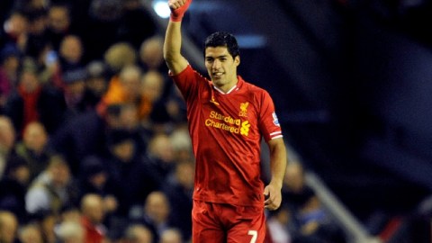 El artillero uruguayo Luis Suárez sigue brillando con el Liverpool.