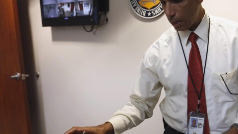 El agente  Félix Ríos,  muestra una Glock, convertida en automática, confiscada el pasado 13 de noviembre.