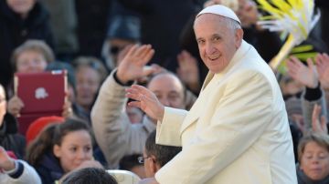 El Papa Francisco cuando ayer  saludaba a los fieles durante su audiencia general semanal, en la Plaza de San Pedro en la Ciudad del Vaticano.