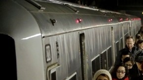 Un grupo de pasajeros abandona un tren de Metro-North en la terminal Grand Central al reanudarse ayer  el servicio.