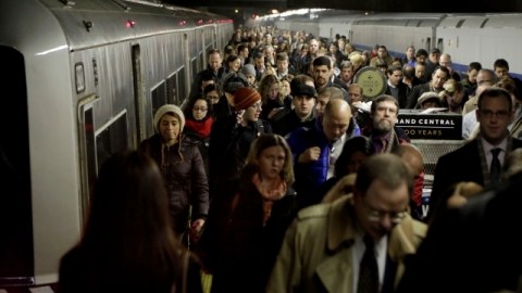 Un grupo de pasajeros abandona un tren de Metro-North en la terminal Grand Central al reanudarse ayer el servicio.