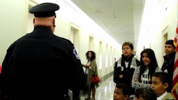 Activistas pro-reforma grabaron un video en el que aseguran muestra a policías del Capitolio intimidando a un grupo de niños que cantaban villancicos frente a la oficina de John Boehner.