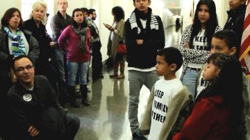 Un grupo de niños activistas lleva varios días realizando acciones en los pasillos del Congreso para pedir por la reforma migratoria.