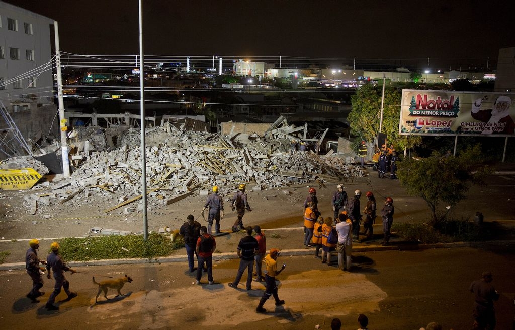 El desplome del edificio generó 2,000 toneladas de escombros.