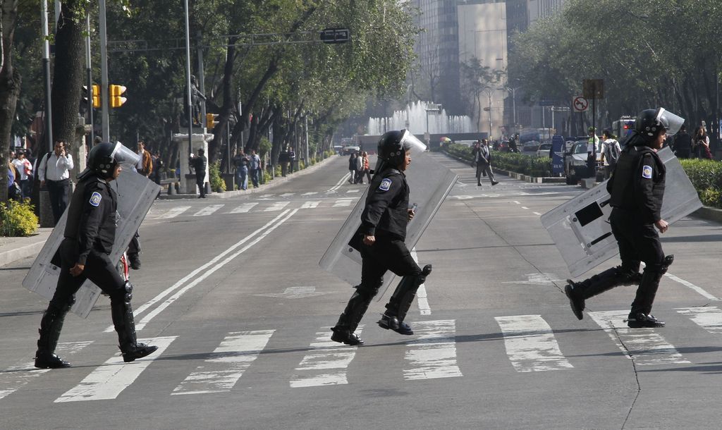 Mientras el Senado mexicano debatía ayer la Reforma Política, las autoridades se movilizaron para controlar a quienes protestaban por los cambios.