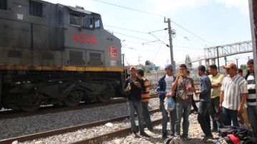 Migrantes centroamericanos junto al tren "La Bestia" enTultitlán, México.
