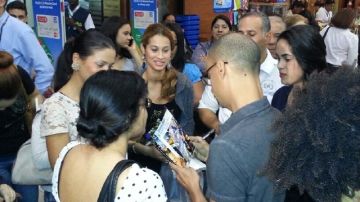 El escritor Junot Díaz autografía uno de sus libros, durante su visita a República Dominicana en días pasados.