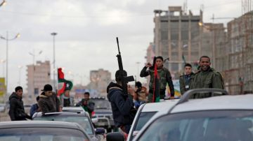 La situación de Bengasi es sumamente conflictiva y el pasado 30 de noviembre el Ejército libio decretó el estado de alerta en la localidad después de que estallara un enfrentamiento entre milicianos del grupo salafí Ansar al Sharia y unidades de las Fuerzas Armadas.