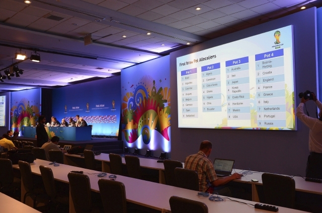 Panorámica del salón de eventos donde se conocerá la suerte de las 32 selecciones que participarán en la Copa del Mundo.