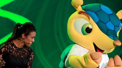 La mascota del Mundial 2014 haciendo gracias durante el sorteo de este viernes.