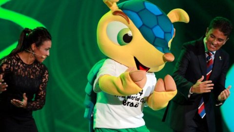 La mascota del Mundial 2014 haciendo gracias durante el sorteo de este viernes.