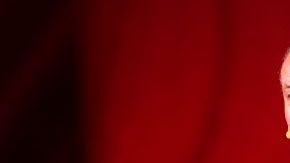 Vicente del Bosque sostiene el trofeo que su selección ganó en el Mundial pasado.