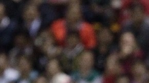 Edwin Hernández (der.) y Matías Britos pelean el balón con Rodolfo Salinas, del Santos, en el partido disputado en el   Nou Camp.