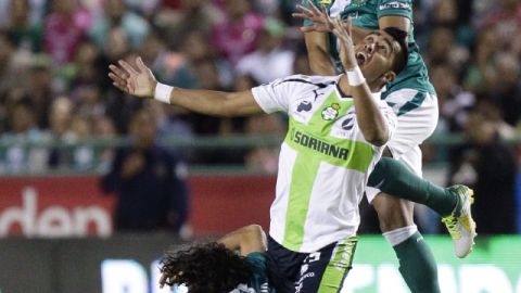 Edwin Hernández (der.) y Matías Britos pelean el balón con Rodolfo Salinas, del Santos, en el partido disputado en el Nou Camp.