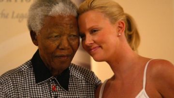 Nelson Mandela con  la actriz Charlize Theron, en Johanesurgo.