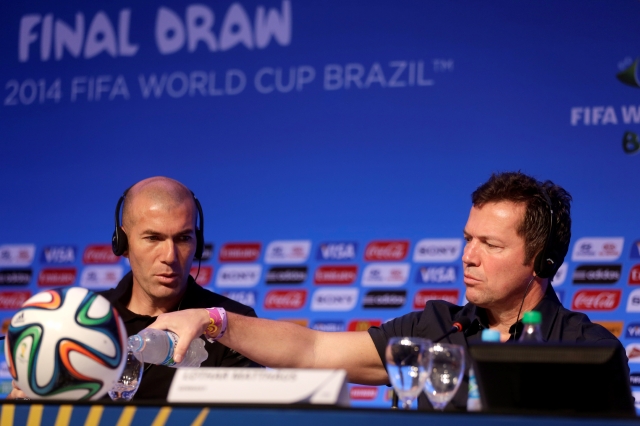 Los exfutbolistas Zinedine Zidane (i) de Francia y Lothar Matthäus de Alemania serán parte del grupo escogido para sacar las 'bolitas' en el sorteo.