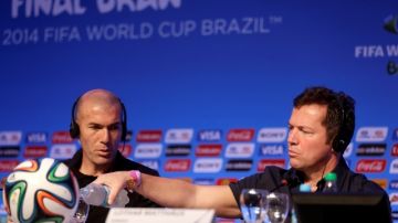Los exfutbolistas Zinedine Zidane (i) de Francia y Lothar Matthäus de Alemania serán parte del grupo escogido para sacar las 'bolitas' en el sorteo.