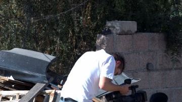 Un camarógrafo filma parte de la máquina de terapia de radiación, en el patio de la familia que encontró el equipo robado abandonado en un campo cercano, en el pueblo de Hueypoxtla, México.