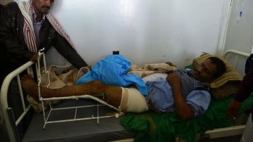 Un yemení visita, en un hospital de Saná, a su familiar víctima del atentado contra la sede del Ministerio de Defensa.