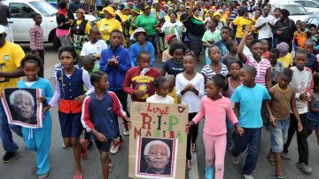 Los sudafricanos siguen rindiendo honor a Nelson Mandela, el hombre que lideró un movimiento y pagó con 27 años de cárcel, para que hoy todos sean considerados, sin que importe el color de la piel.