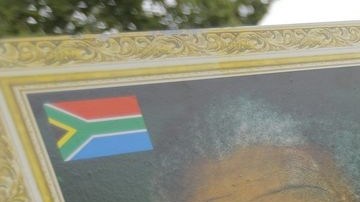 Hoy los sudafricanos han invadido las calles rindiendo tributo a su amado Nelson Mandela.