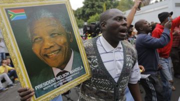Hoy los sudafricanos han invadido las calles rindiendo tributo a su amado Nelson Mandela.