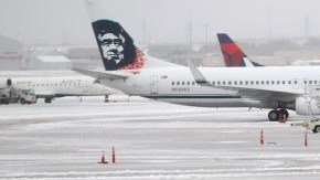 Equipos de mantenimiento remueven el hielo acumulado en las pistas y rampas.