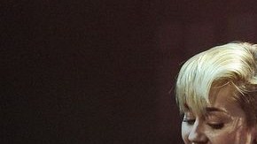 Miley Cyrus le hizo el 'perreo' a un Santa Claus borracho.