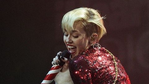 Miley Cyrus le hizo el 'perreo' a un Santa Claus borracho.