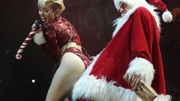 Miley Cyrus le hizo el 'perreo' a un Santa Claus borracho.