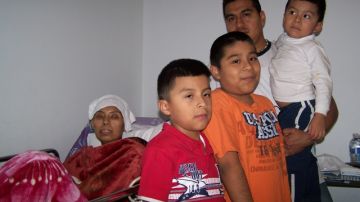 Leticia Ponce, en la foto junto a su esposo Saúl Castro y sus tres hijos, falleció ayer en la mañana tras varios meses de padecer de cáncer terminal.