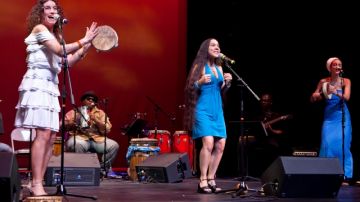 La banda Ojos de Sofía interpreta música popular boricua y dominicana. De izquierda a derecha: Catarina Dos Santos, Raquel Z. Rivera y Kaila Paulino.