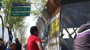 Manifestantes protestaron contra la reforma energética el jueves 5 de diciembre de 2013, frente a la sede del Senado en Ciudad de México.