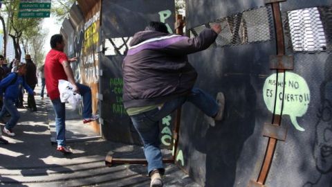 Manifestantes protestaron contra la reforma energética el jueves 5 de diciembre de 2013, frente a la sede del Senado en Ciudad de México.