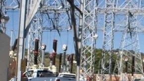 Soldados protegen a técnicos que reparan una estación de gasolina en la ciudad de Morelia, en Michoacán, que fue incendiada por presuntos narcotraficantes el 27 de octubre de 2013.