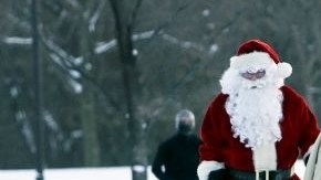 Will Mielenz y Beth Fandel, disfrazados como Santa Claus y la señora Claus, caminan junto al Lago Harriett, en Minneapolis, Minnesota.