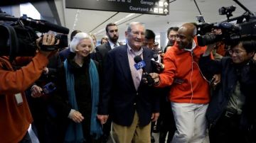 Merrill Newman, de 85 años, arrivó al aeropuerto de San Francisco el sábado por la mañana.