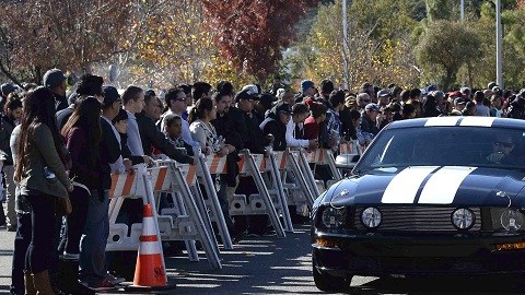 Muchos de los asistentes depositaron flores, velas y otros tributos en su honor.