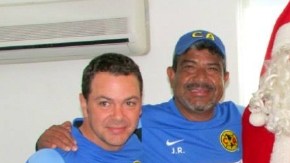 Elementos del América sonríen al posar con el Santa Clos que los visitó en el nido de Coapa.