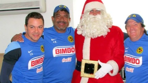 Elementos del América sonríen al posar con el Santa Clos que los visitó en el nido de Coapa.