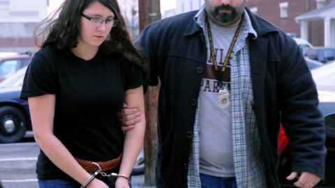 Miranda K. Barbour es llevada por un policía a la oficina del juez de Distrito Benjamin Apfelbaum.
