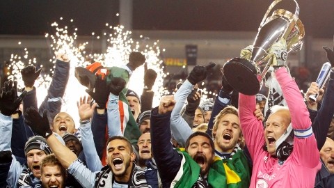 El arquero del Sporting Kansas City, Jimmy Nielsen (c), levanta la Copa MLS.