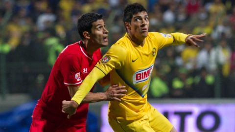 Francisco Gamboa (izq), del Toluca, pelea el balón con Raúl Jiménez, de las 'Aguilas', en el partido de ida de la semifinal disputada el jueves.