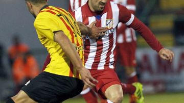 David Villa (d), del Atlético de Madrid, controla el balón ante la marca de Ander Vitoria (i), del Sant Andreu, durante el partido disputado ayer en Barcelona.
